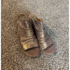 Sofft Leather Shimmer Gold Crinkle Natalia Sling Back Peep Toe Heeled Sandal